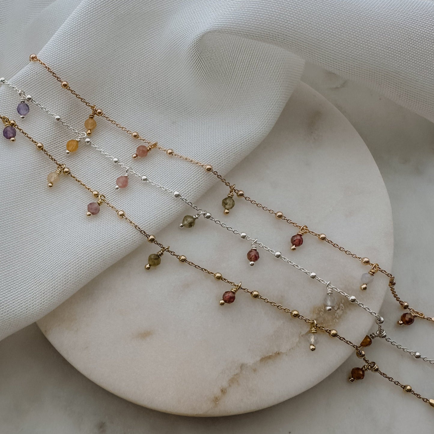 Cleo mit Edelsteinen | Armband mit Edelstein-Anhängern