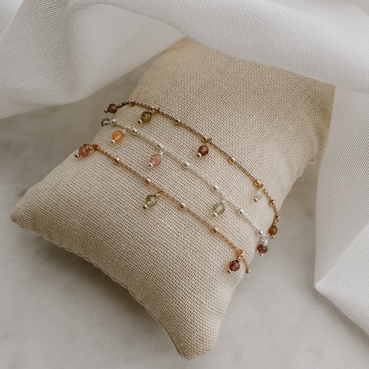 Cleo mit Edelsteinen | Armband mit Edelstein-Anhängern