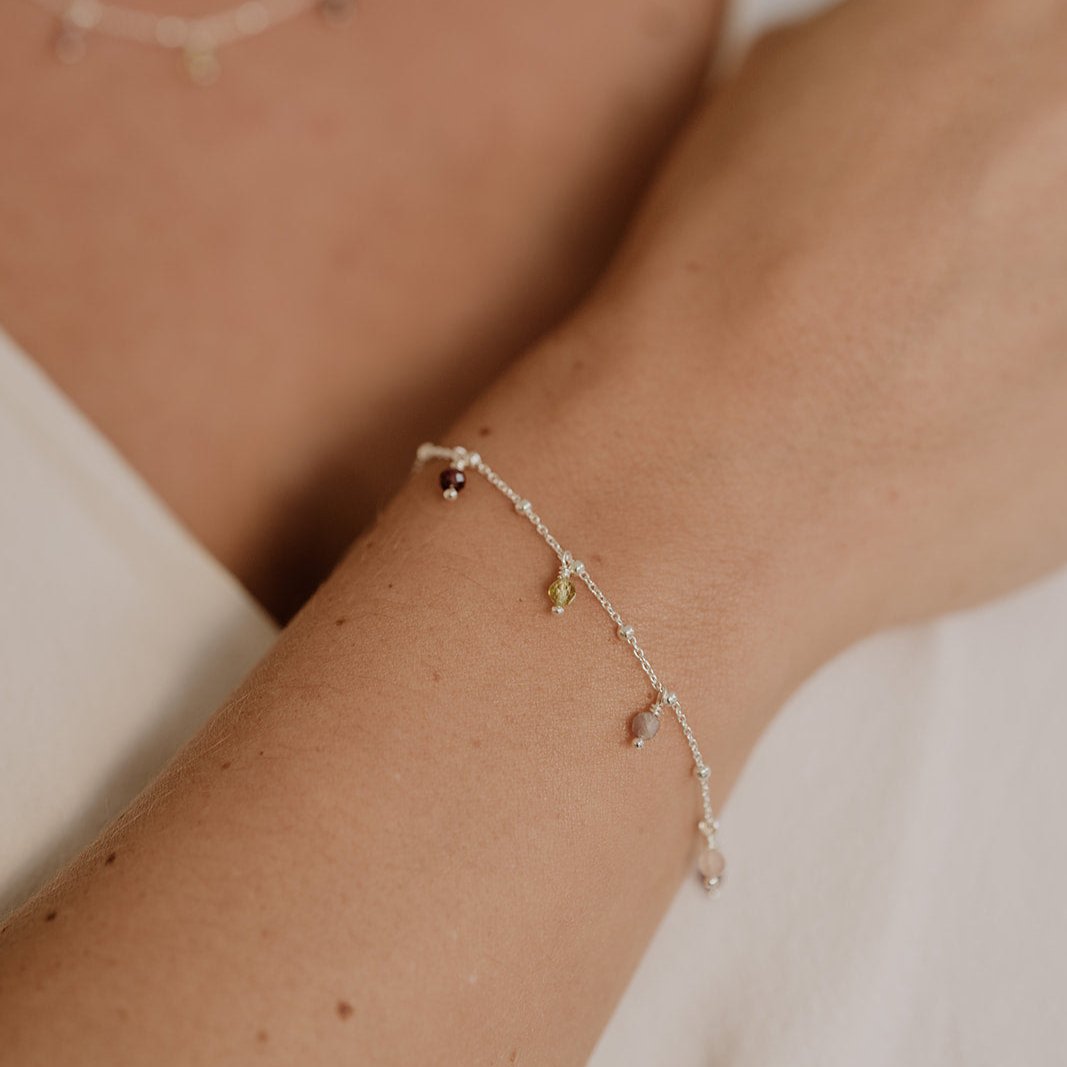 Cleo mit Edelsteinen | Armband mit Edelstein-Anhängern
