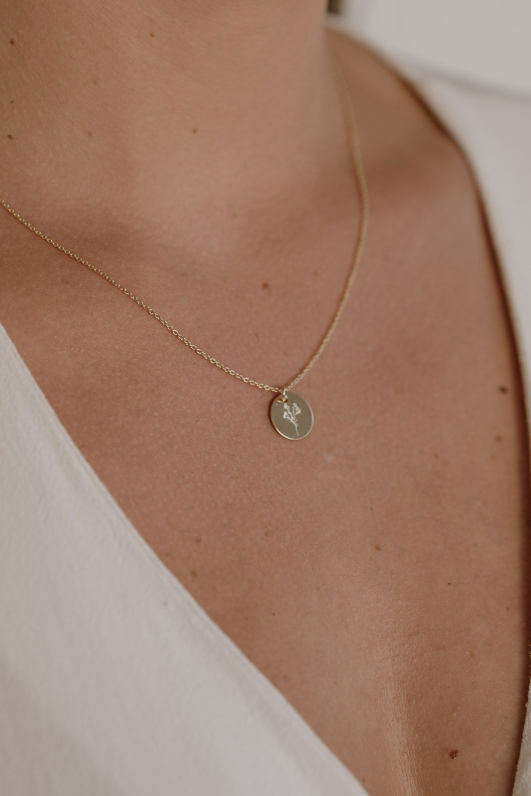 Kette mit Blumen-Gravur